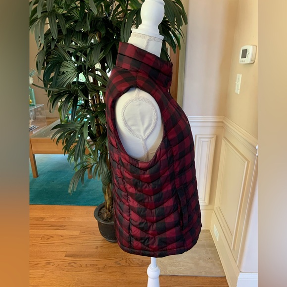❤️❤️GAP Red & Black Checkered Plaid Slimming Puffer Vest Size Medium❤️❤️ - Picture 5 of 10